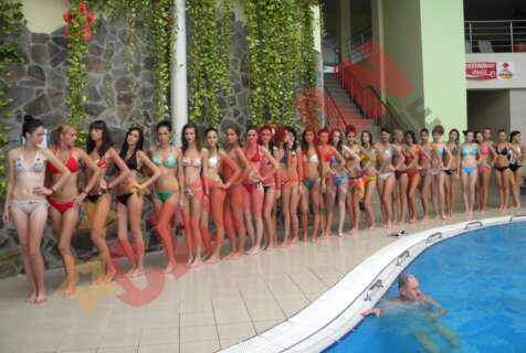 186-476x320 Concurentele de la Miss World s-au bălăcit la Braşov