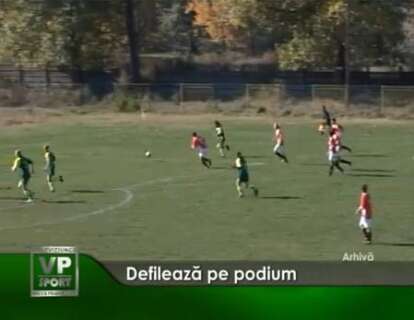 1x86-414x320 Defilează pe podium