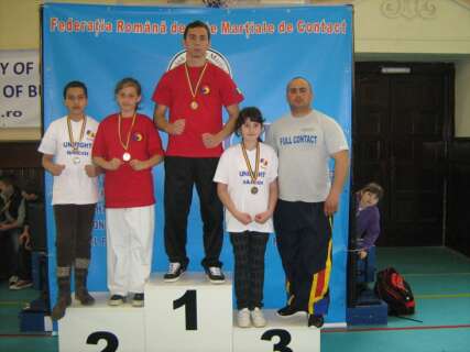 161-427x320 Copiii antrenați de Mădălin Tănase, din nou campioni la kickboxing