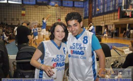 2101-522x320 Valentin Dinu a cântat pentru suporterii echipei de baschet CSU Asesoft