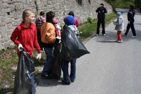 290-476x320 Orfanii din Sinaia au strâns mizeria lăsată de turişti la Cota 1.400