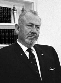 1171-236x320 Umorul şi ironia –  sarea şi piperul realismului lui John Steinbeck