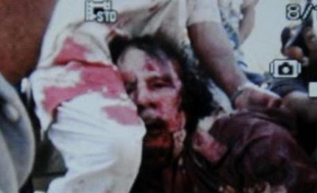 2147 NEWS ALERT: Muammar Gaddafi a murit la scurt timp după ce a fost prins. Fiii acestuia, capturaţi de rebeli