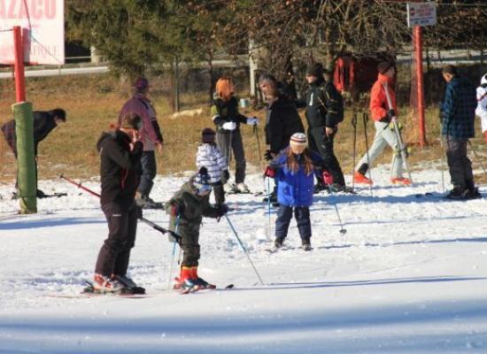 1293 Copiii s-au distrat de minune la munte! Iată prima bătaie cu bulgări!
