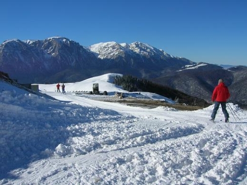 211 Staţiunile Buşteni şi Azuga îi aşteaptă pe turişti cu zăpadă pe pârtii