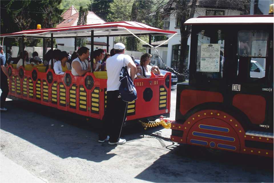 1-mai Trenuletul „Sinaia Express” strabate zonele pitoresti ale orasului Sinaia