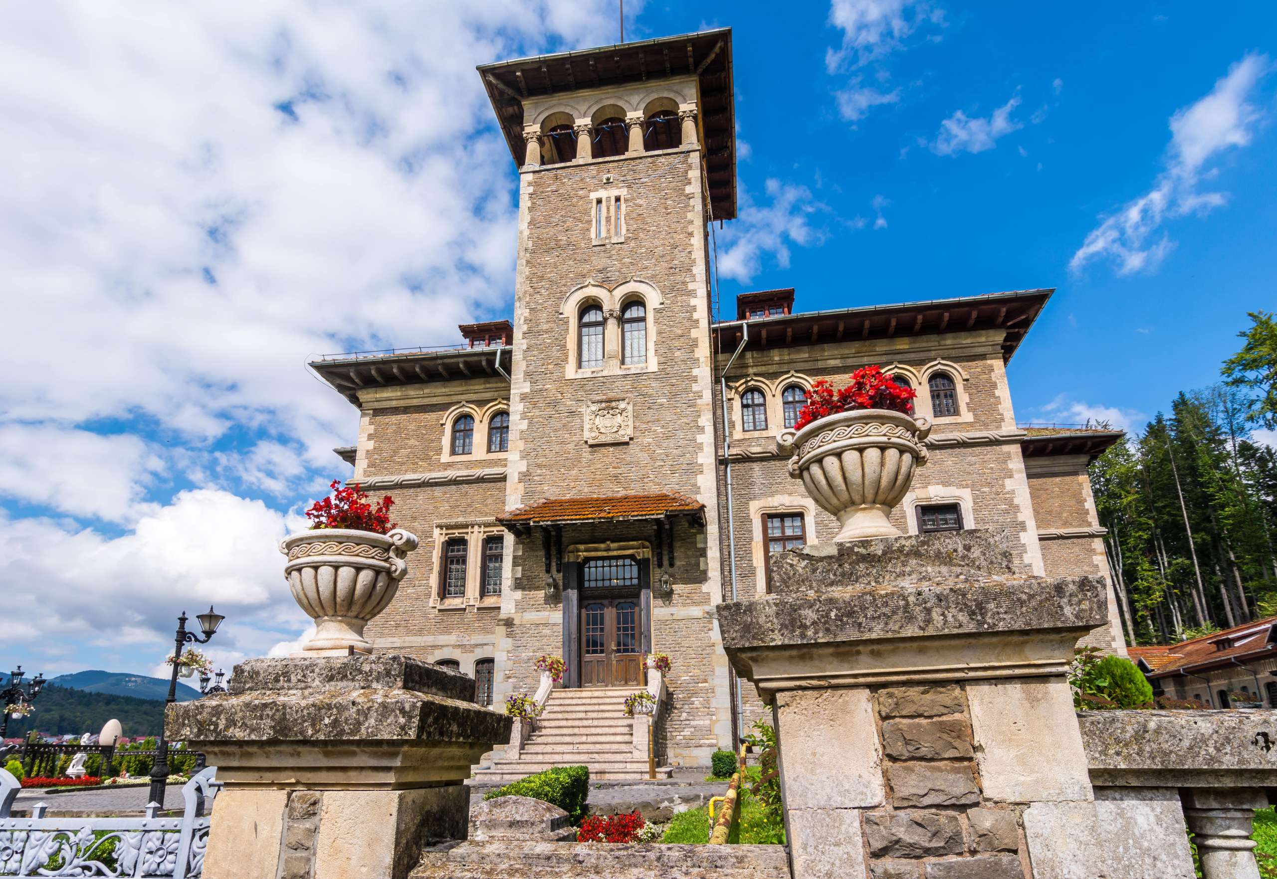 Castelul-Cantacuzino-min-scaled Află AICI ce obiectiv turistic din Valea Prahovei te caracterizează în funcție de tipul de personalitate pe care o ai!
